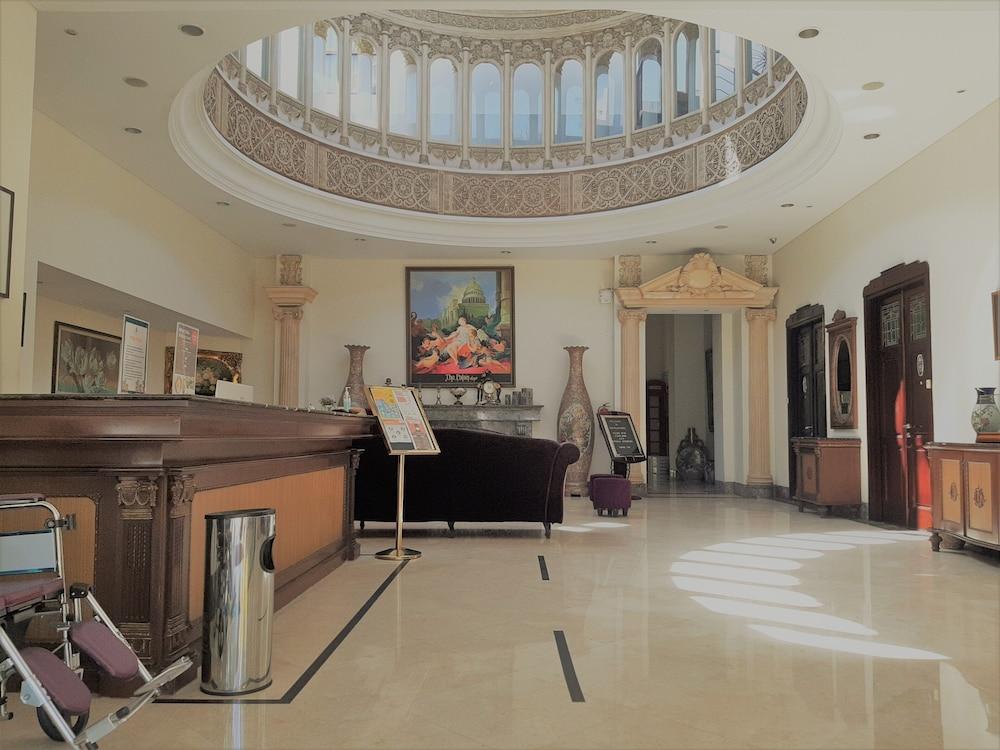 The Palais Hotel Dago Bandung Exterior foto