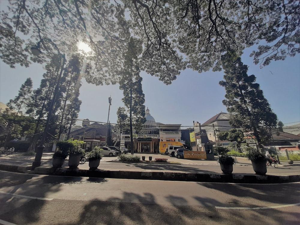 The Palais Hotel Dago Bandung Exterior foto