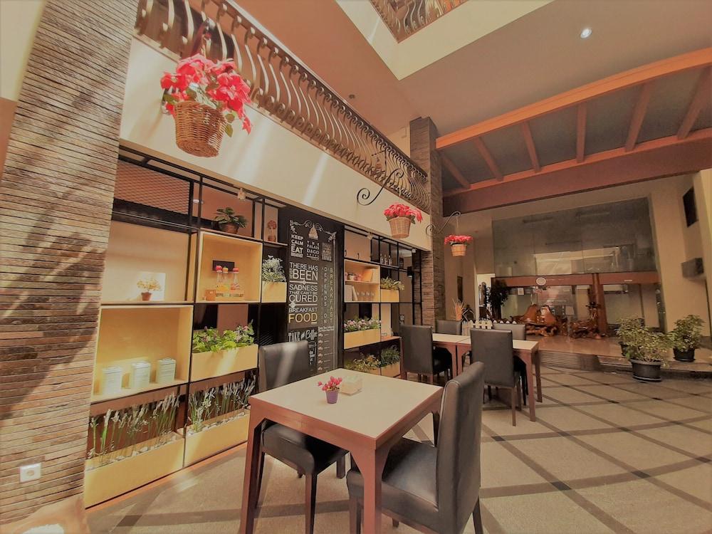 The Palais Hotel Dago Bandung Exterior foto