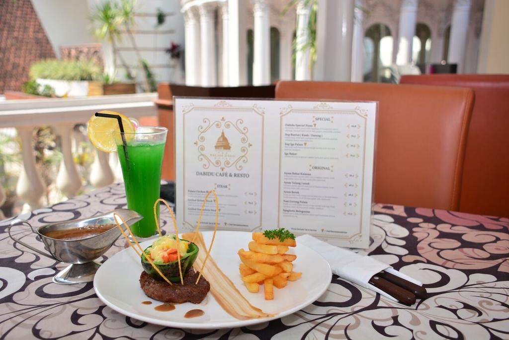 The Palais Hotel Dago Bandung Exterior foto